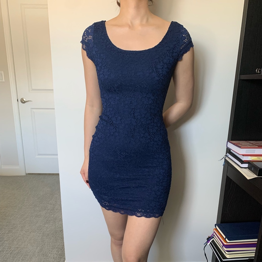 F21 (EUC)✨NAVY BLUE LACE MINI DRESS